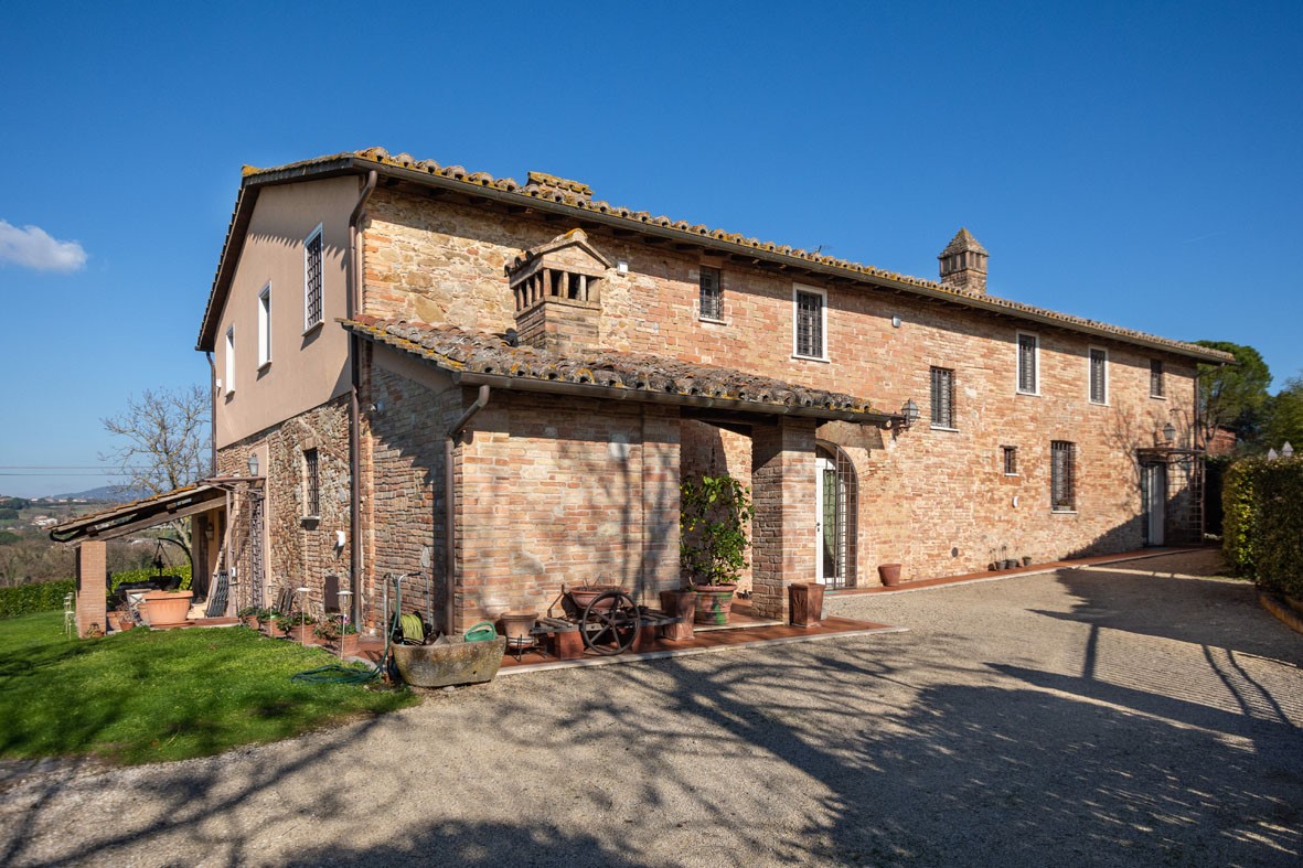 Rustic Country House With Pool For Sale Near Perugia CASA ITALIA dk rustic-country-house-with-pool-for-sale-near-perugia-casa-italia-dk