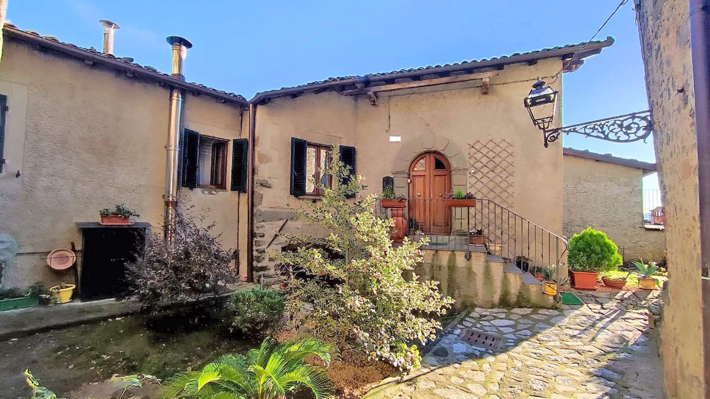 House for sale 4 km from Castelnuovo di Garfagnana in Lucca CASAITALIA.dk